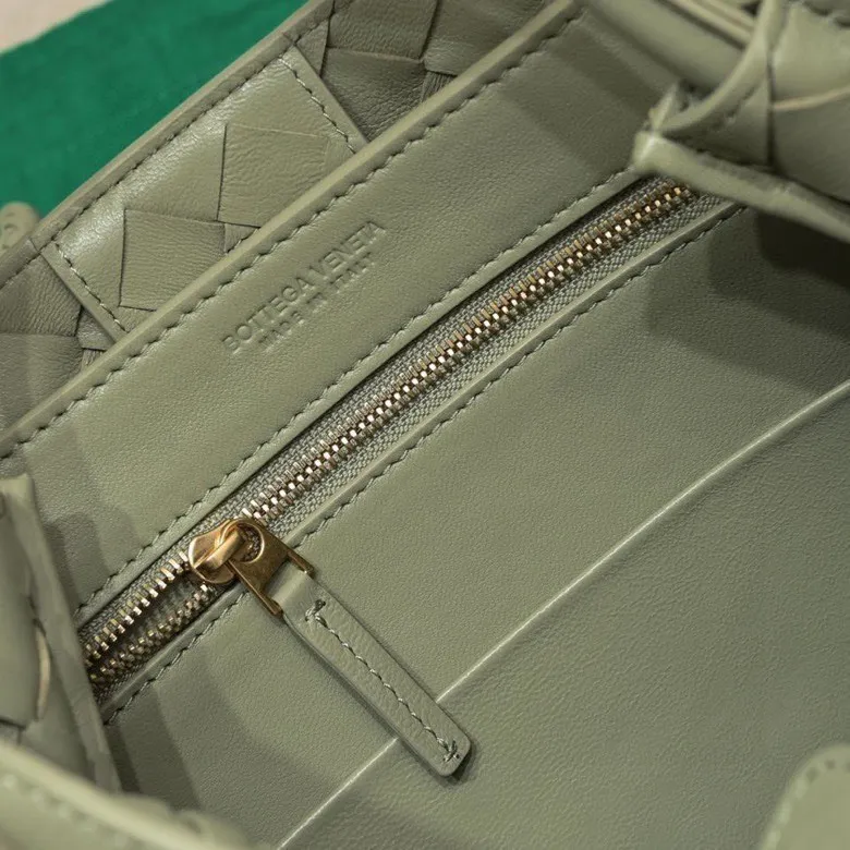 Batch 1860 B's 2023 spring and summer new model continues the brand's woven style with detailed metal knot switch buckles. This time, the shoulder straps are also made into tube weaves, showing different craftsmanship. The carrying method is versatile to create more different looks. Intrecciato woven leather small handbag, equipped with sliding crossbody strap. Internal compartments, including 1 zipper pocket and 2 open pockets with magnetic buckle closure. Size: 19*25*10.5cm, model: 7463#